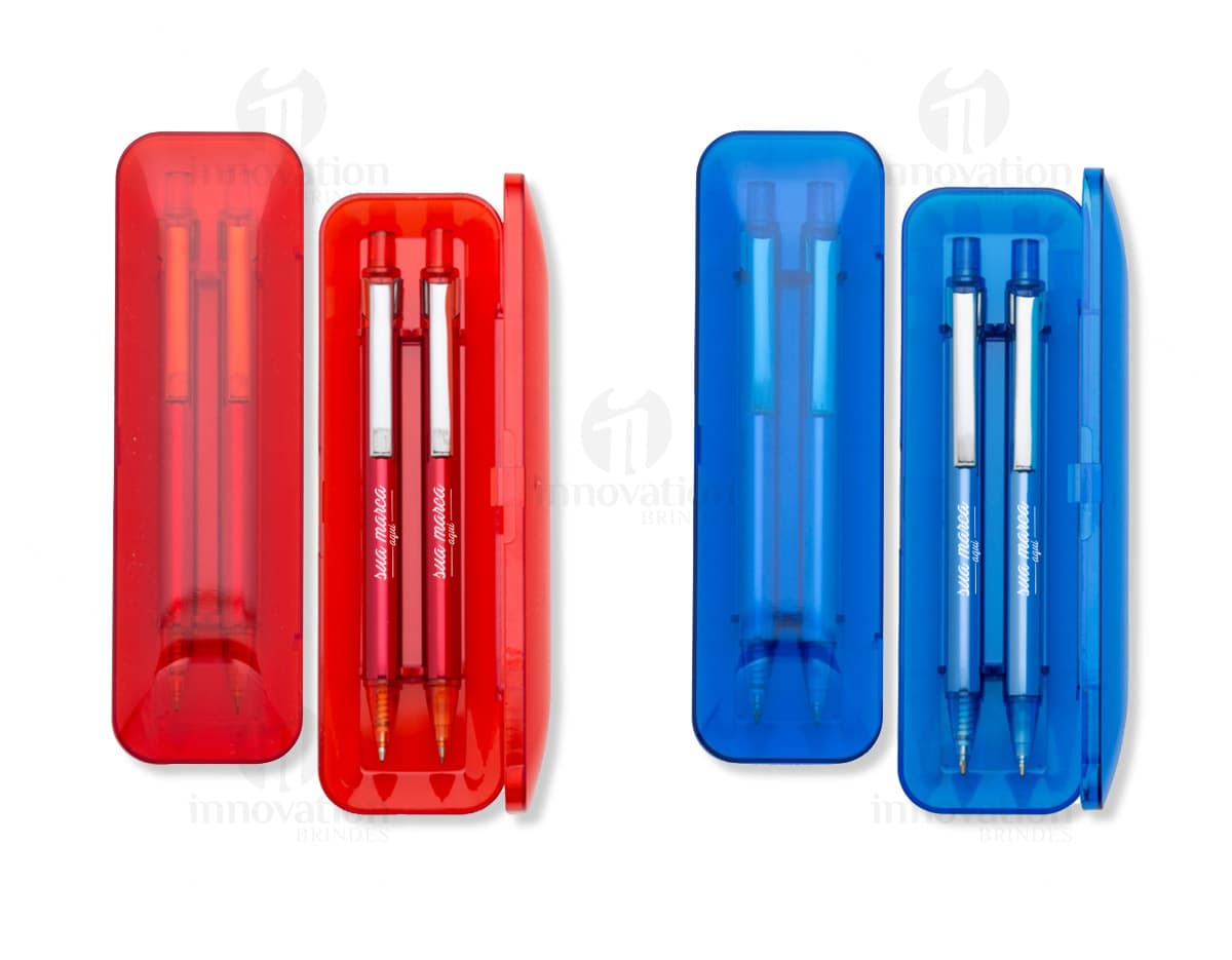 Esferográfica com acabamento frost em tons de azul e prateado, em fundo branco. Esferográfica com acabamento frost em tons de azul e prateado, em fundo branco.