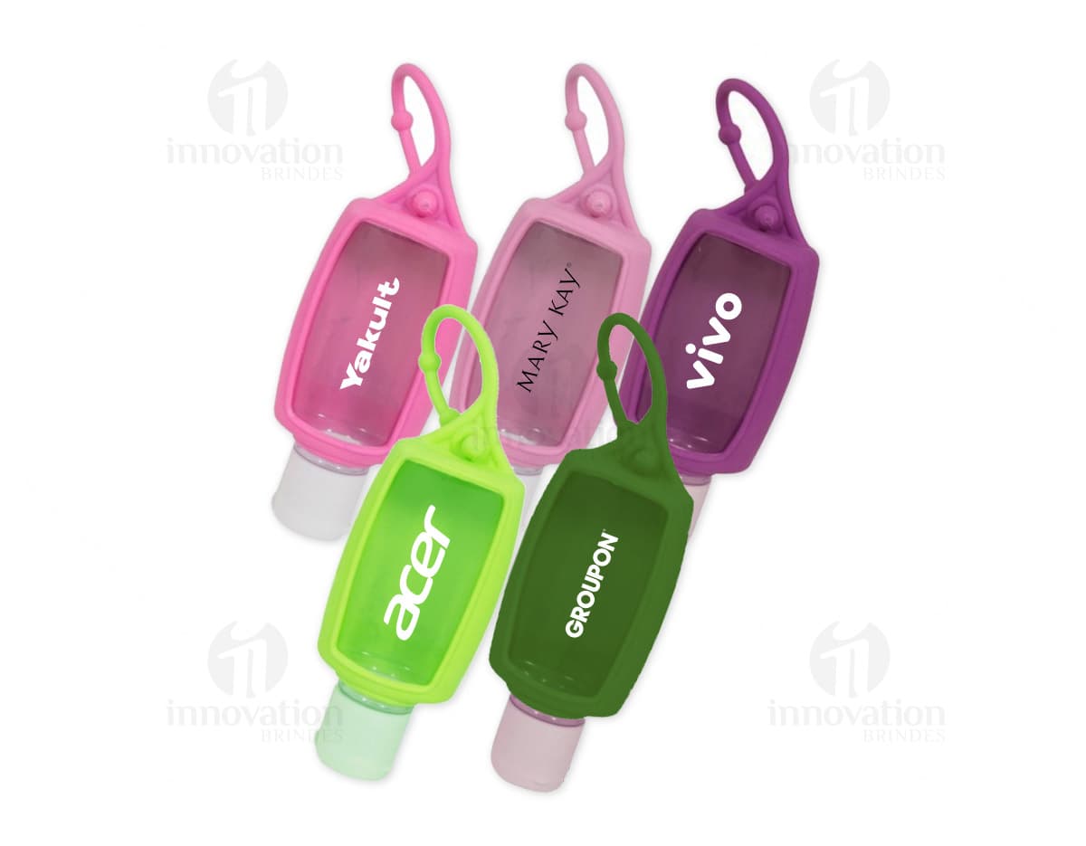 Kit com 6 porta copos dispostos lado a lado em uma mesa, com estampas coloridas de frutas e flores. Kit com 6 porta copos dispostos lado a lado em uma mesa, com estampas coloridas de frutas e flores.