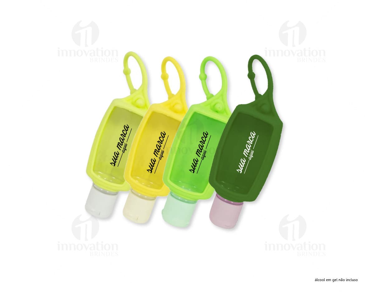Produto: Kit com 6 porta copos dispostos em uma bandeja de madeira. Cada porta copo possui um design diferente com estampas coloridas de flores. O fundo da imagem é branco, destacando os produtos. Produto: Kit com 6 porta copos dispostos em uma bandeja de madeira. Cada porta copo possui um design diferente com estampas coloridas de flores. O fundo da imagem é branco, destacando os produtos.
