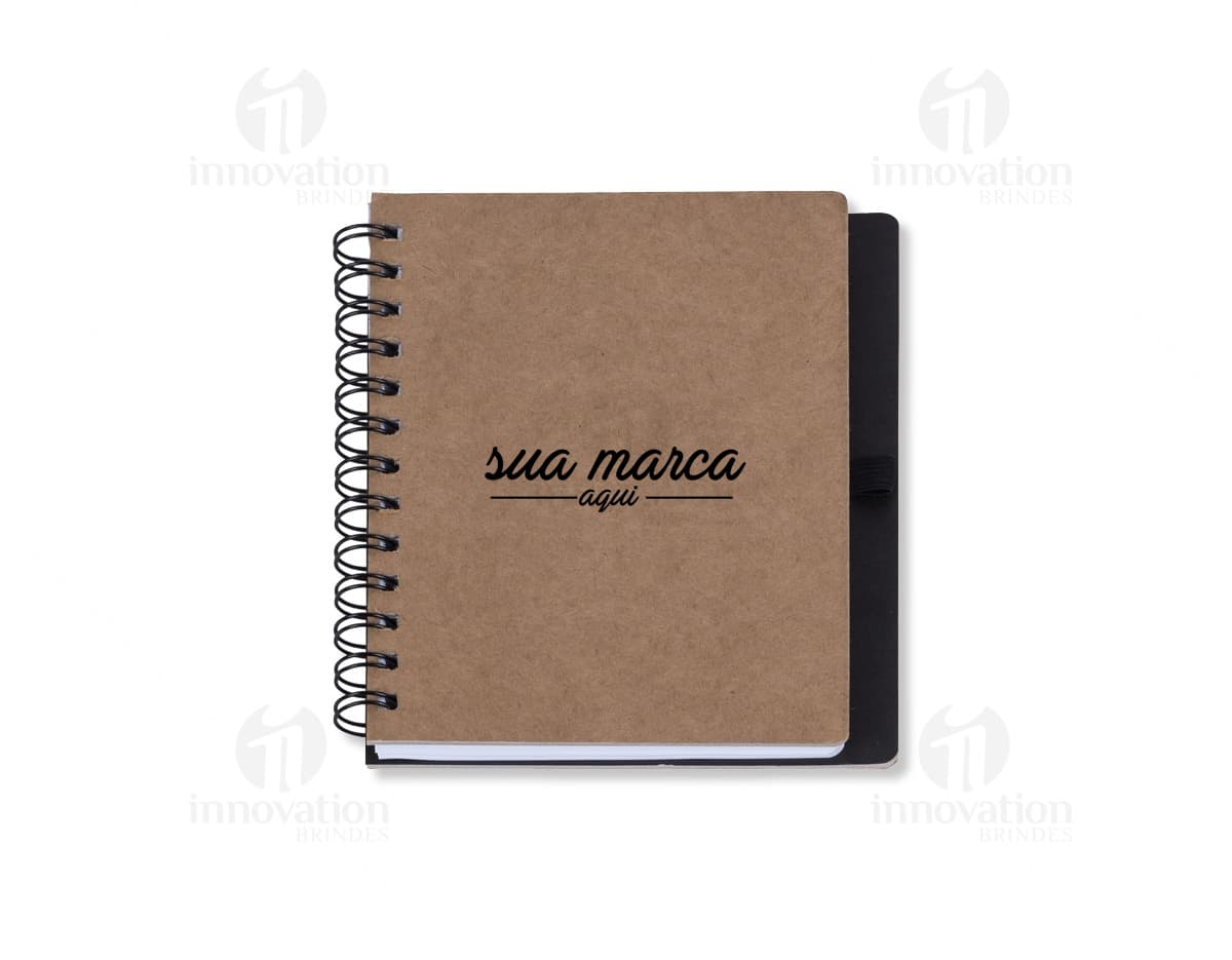 Chaveiro em formato de coração feito de metal com acabamento fosco e brilhante. Chaveiro em formato de coração feito de metal com acabamento fosco e brilhante.