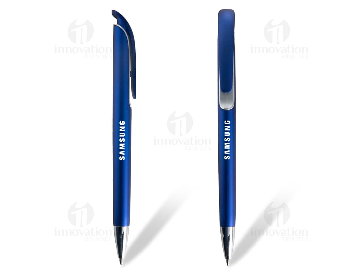 Caneta metálica com detalhes cromados em fundo branco. Caneta metálica com detalhes cromados em fundo branco.