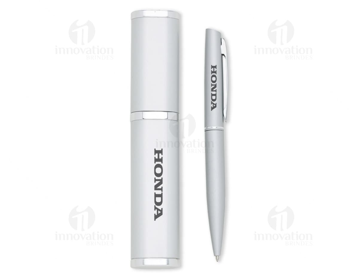 Kit manicure com estojo plástico contendo cortador de unha, tesoura, lixa e pinça. Kit manicure com estojo plástico contendo cortador de unha, tesoura, lixa e pinça.