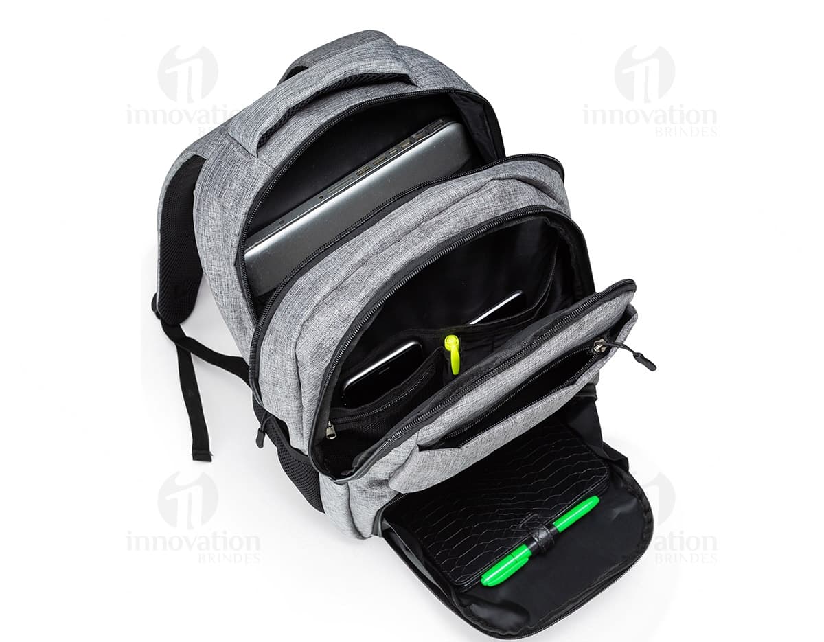 Kit com 6 porta copos de diferentes cores e estampas, sendo 3 redondos e 3 quadrados. Kit com 6 porta copos de diferentes cores e estampas, sendo 3 redondos e 3 quadrados.