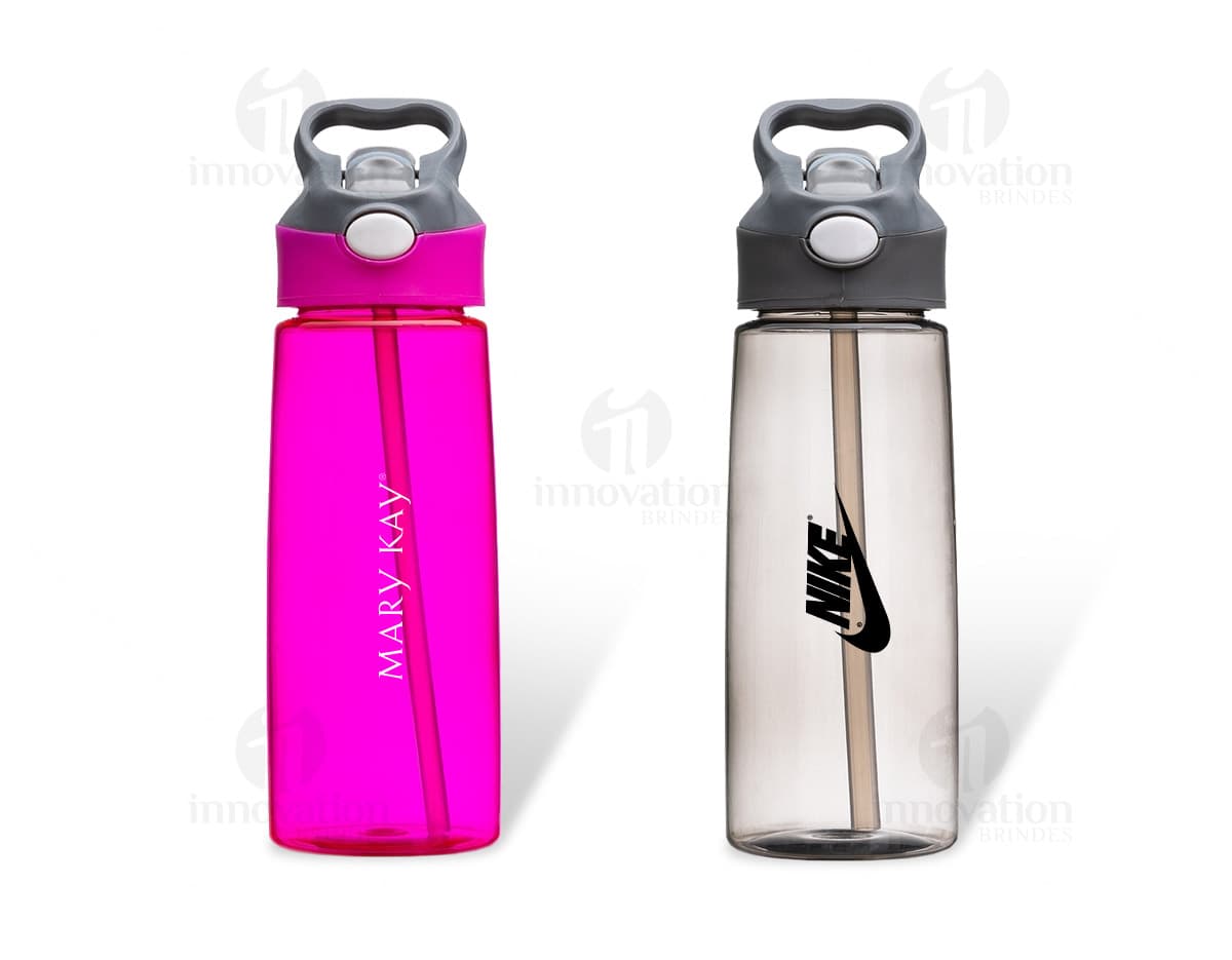 Squeeze plástico de 680ml em destaque na imagem. Squeeze plástico de 680ml em destaque na imagem.
