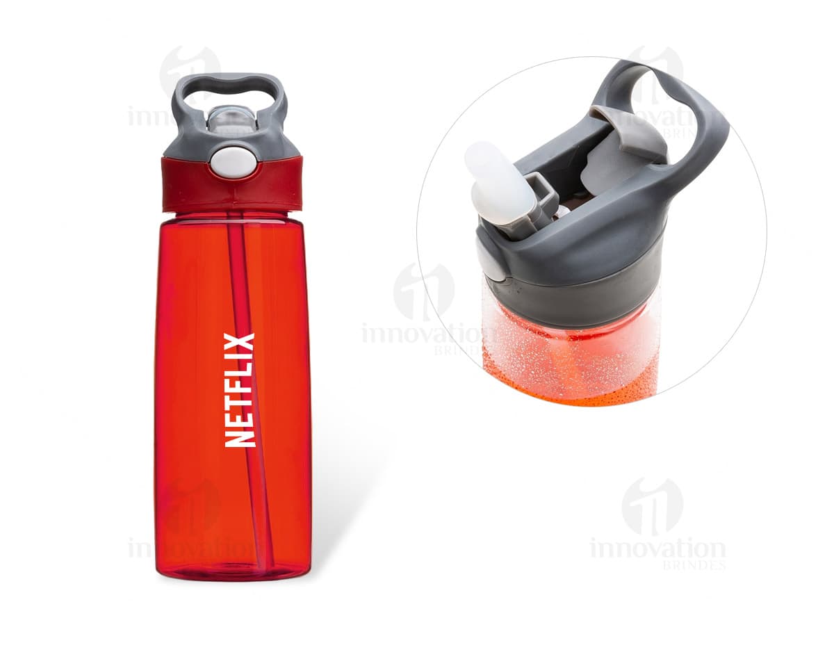 Squeeze plástico de 680ml em destaque na imagem. Squeeze plástico de 680ml em destaque na imagem.