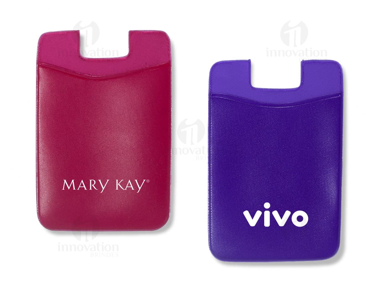 Kit com 6 porta copos de diferentes cores e estampas, dispostos em círculo em cima de uma mesa de madeira. Kit com 6 porta copos de diferentes cores e estampas, dispostos em círculo em cima de uma mesa de madeira.