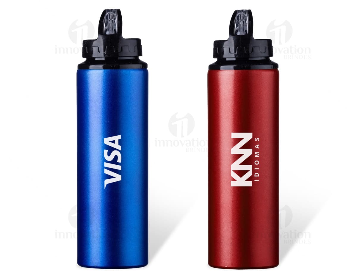 Squeeze de metal 750 ml para armazenamento de líquidos. O objeto é prateado, feito de material higiênico e resistente, com tampa para proteção. Ideal para uso pessoal e saúde, podendo conter água, suco ou outros líquidos. Squeeze de metal 750 ml para armazenamento de líquidos. O objeto é prateado, feito de material higiênico e resistente, com tampa para proteção. Ideal para uso pessoal e saúde, podendo conter água, suco ou outros líquidos.