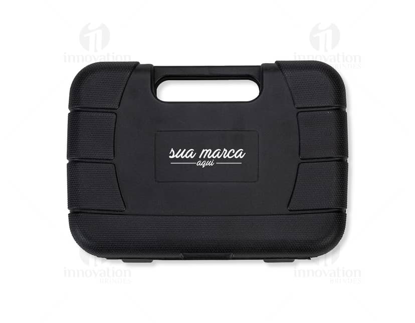 Seis porta copos de cores diferentes sobre uma mesa de madeira.