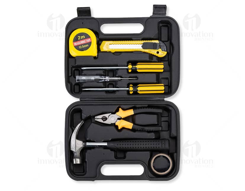 Kit ferramenta 8 peças com estojo, composto por diferentes tipos de ferramentas como chave de fenda, alicate, martelo, entre outros. O estojo é de cor preta e feito de material resistente.