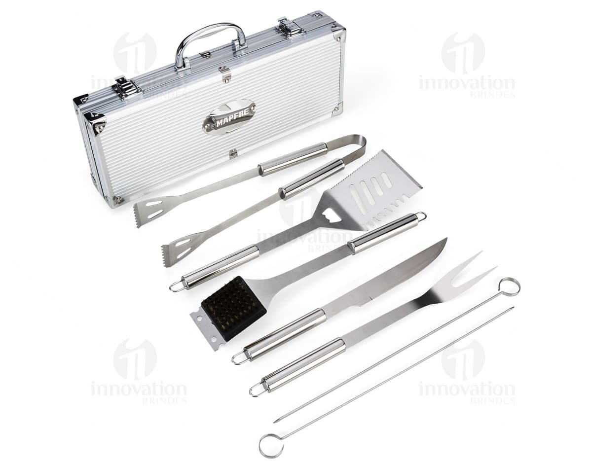 Kit churrasco composto por 7 peças em uma caixa de metal. Inclui faca, garfo, avental, luva, pegador, saleiro e pimenteiro. Kit churrasco composto por 7 peças em uma caixa de metal. Inclui faca, garfo, avental, luva, pegador, saleiro e pimenteiro.