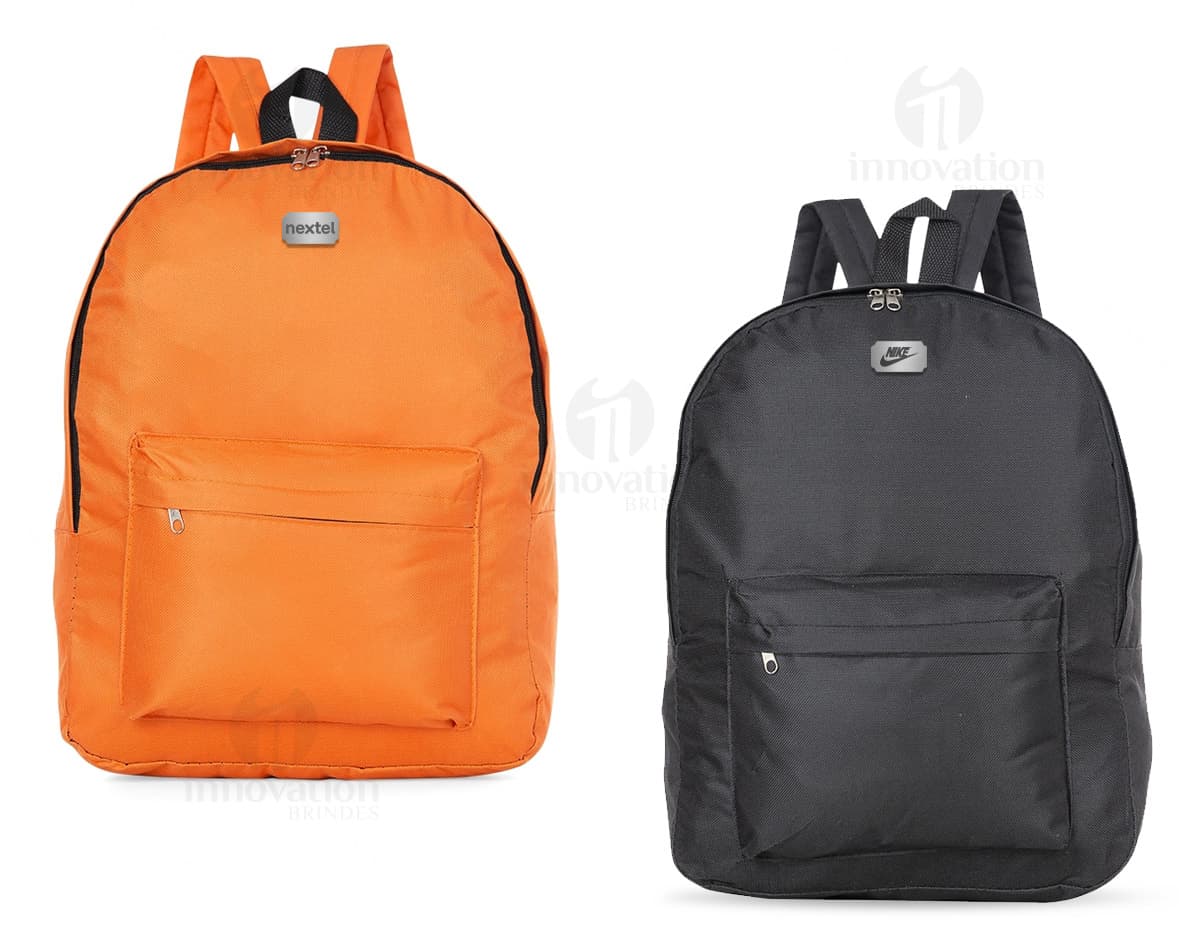 Mochila de Nylon com Amplo Compartimento de cor preta, possui alças ajustáveis e fecho de zíper. Mochila de Nylon com Amplo Compartimento de cor preta, possui alças ajustáveis e fecho de zíper.