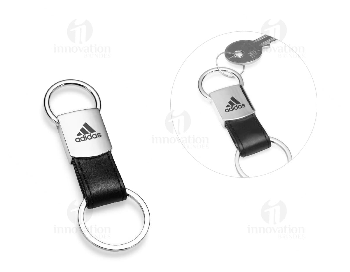 Chaveiro giratório de metal e couro sintético. Chaveiro giratório de metal e couro sintético.