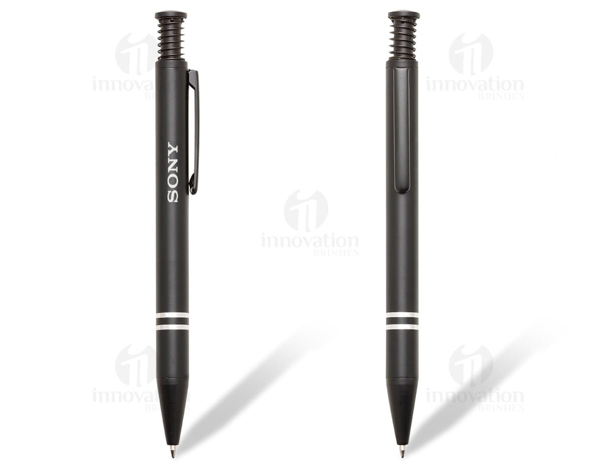 Kit Caneta e Lapiseira de Metal em diferentes cores: preta, azul e prata. As canetas possuem detalhes cromados e são apresentadas em uma caixa de presente elegante. Kit Caneta e Lapiseira de Metal em diferentes cores: preta, azul e prata. As canetas possuem detalhes cromados e são apresentadas em uma caixa de presente elegante.