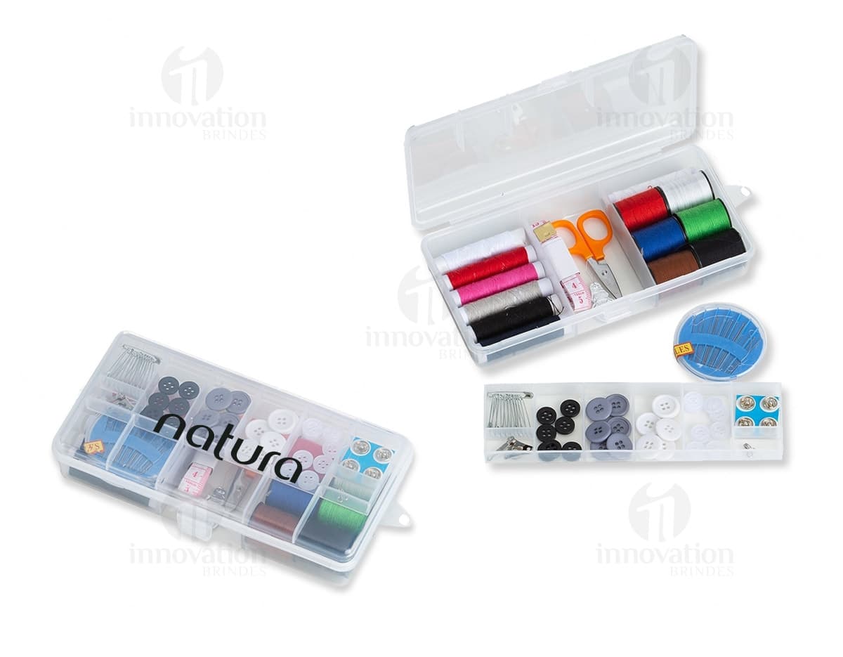 Foto de um estojo plástico contendo um kit de costura completo, com linhas de diversas cores, agulhas, alfinetes, tesoura e fita métrica. O estojo é transparente, possibilitando visualizar todos os itens armazenados. Foto de um estojo plástico contendo um kit de costura completo, com linhas de diversas cores, agulhas, alfinetes, tesoura e fita métrica. O estojo é transparente, possibilitando visualizar todos os itens armazenados.