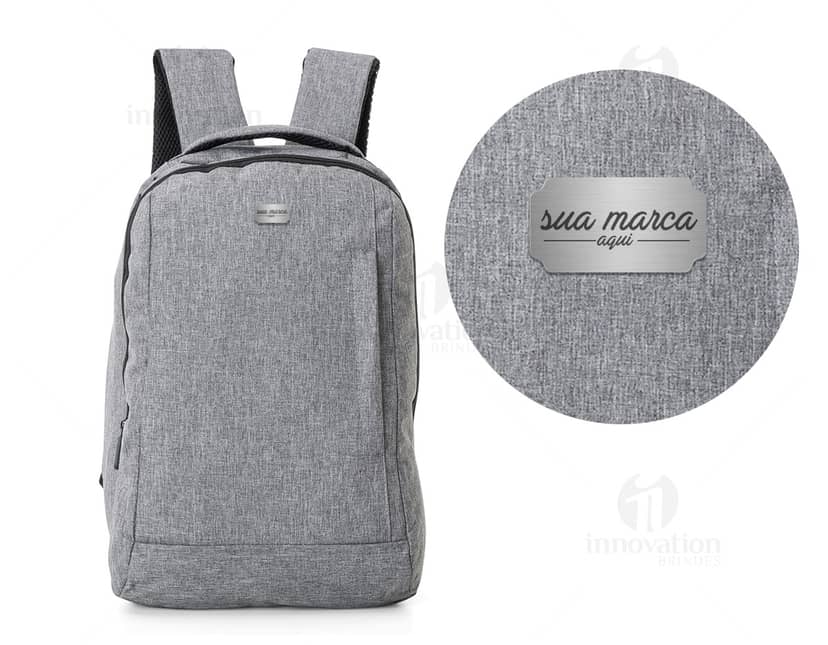 Kit com 6 porta copos em cores variadas, sendo um retangular e os outros redondos. Os porta copos possuem estampas florais em tons de rosa, azul e verde. Eles estão dispostos em uma mesa de madeira ao ar livre, próxima a uma xícara de café e um vaso de flores.