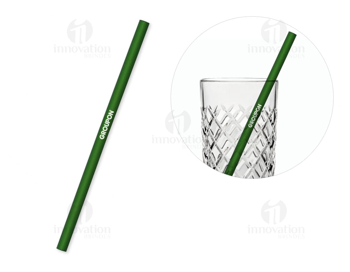 Canudo de metal em cores variadas, sobre fundo branco. Canudo de metal em cores variadas, sobre fundo branco.