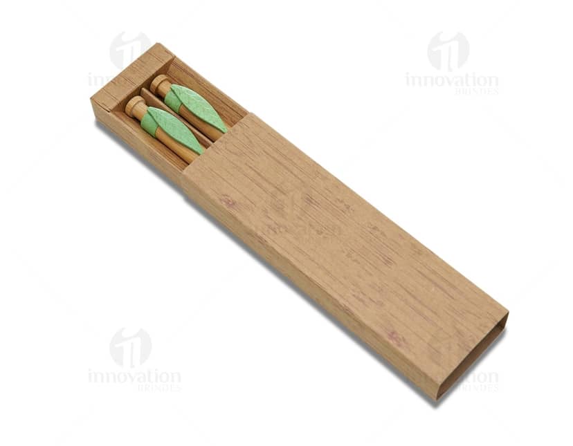 Kit de caneta e lapiseira em fundo branco. A caneta é preta e a lapiseira é prata, ambos com detalhes em metal. O kit vem em uma embalagem transparente.