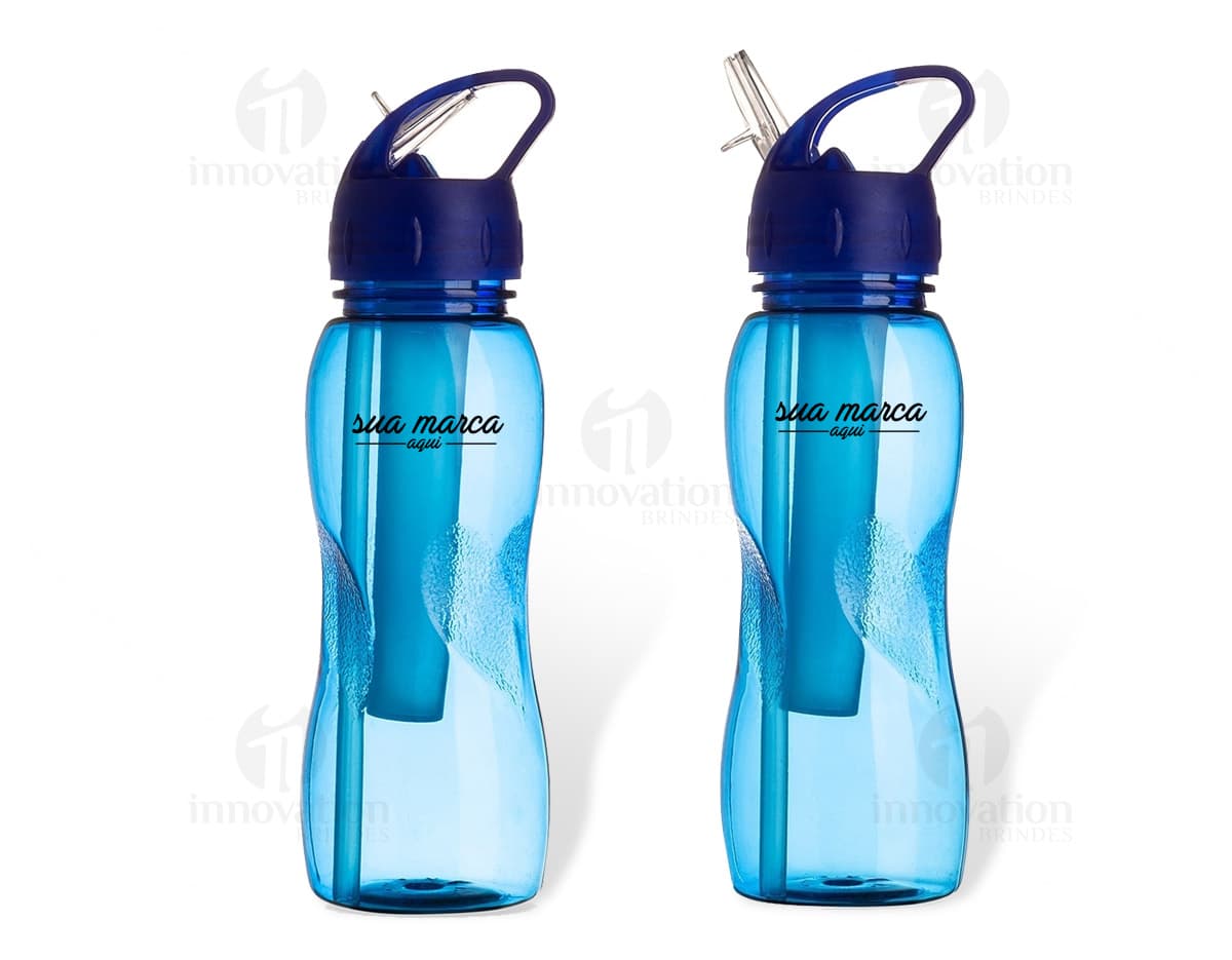 Garrafa plástica de 700ml com tampa rosqueável. Garrafa plástica de 700ml com tampa rosqueável.