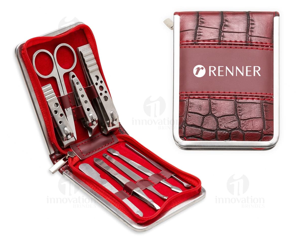 Kit manicure 9 peças em fundo branco, contendo tesoura, cortador de unhas, lixa, pinça, entre outros acessórios de manicure. Kit manicure 9 peças em fundo branco, contendo tesoura, cortador de unhas, lixa, pinça, entre outros acessórios de manicure.