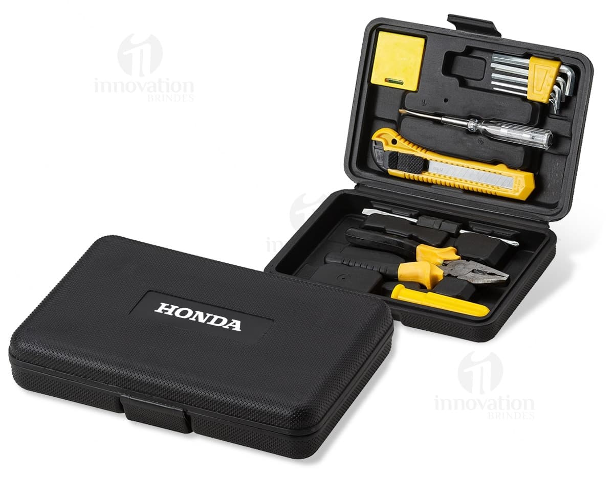 Imagem de um kit de ferramentas com 11 peças, contendo chave de fenda, alicate, martelo, entre outras ferramentas variadas. Imagem de um kit de ferramentas com 11 peças, contendo chave de fenda, alicate, martelo, entre outras ferramentas variadas.