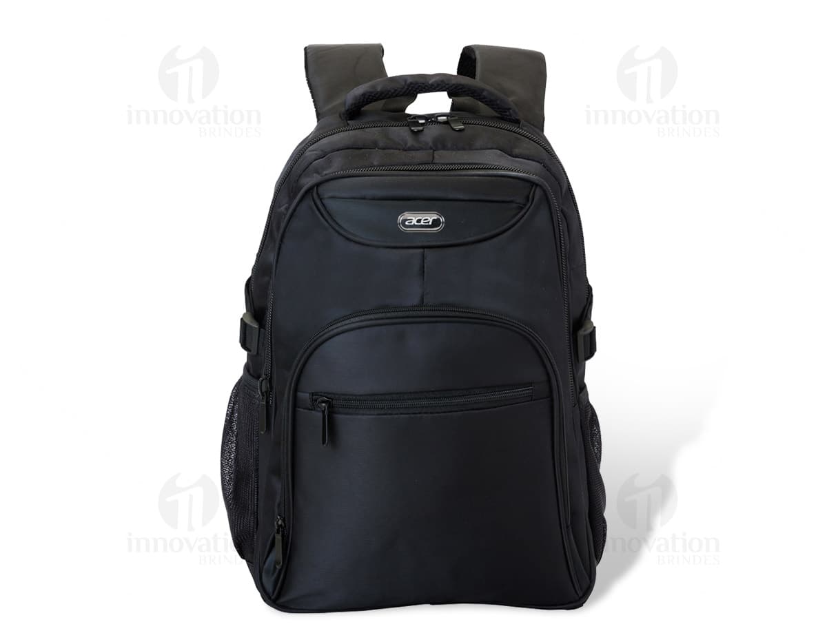 Mochila de poliéster para notebook com placa acoplada. Mochila de poliéster para notebook com placa acoplada.