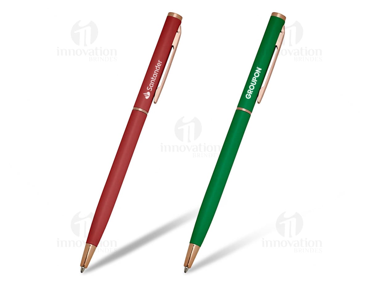 Caneta metalizada fosca na cor bronze com detalhe de giro na cor azul. Caneta metalizada fosca na cor bronze com detalhe de giro na cor azul.