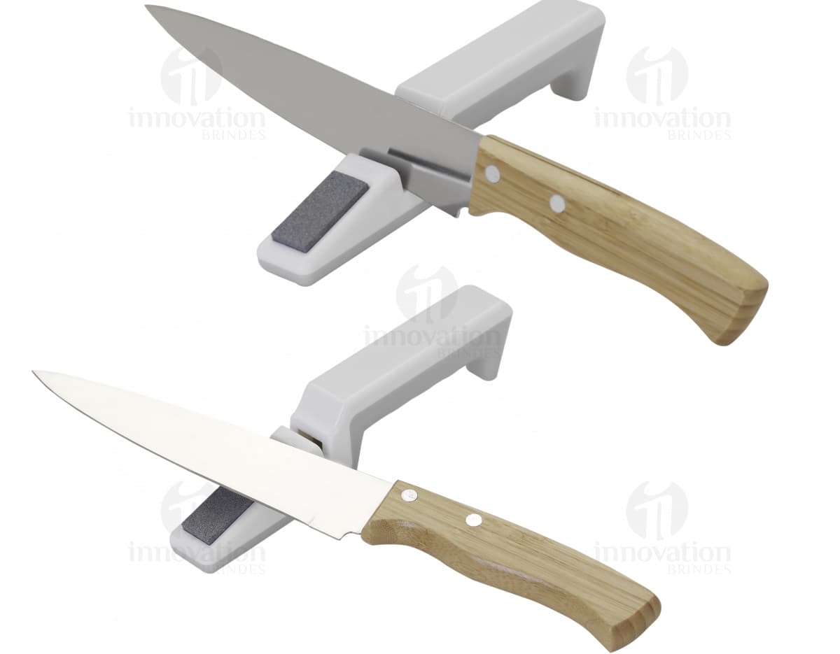 AFIADOR DE FACAS E TESOURAS: Imagem de um afiador de facas e tesouras com cabo ergonômico e design moderno em fundo branco. AFIADOR DE FACAS E TESOURAS: Imagem de um afiador de facas e tesouras com cabo ergonômico e design moderno em fundo branco.