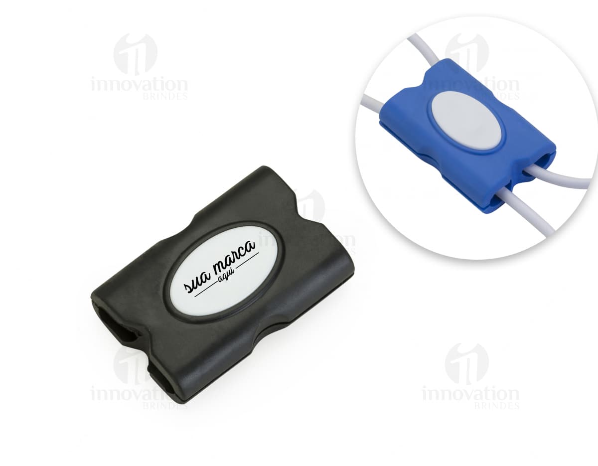 Chaveiro com cabo USB em formato de coração. Chaveiro com cabo USB em formato de coração.