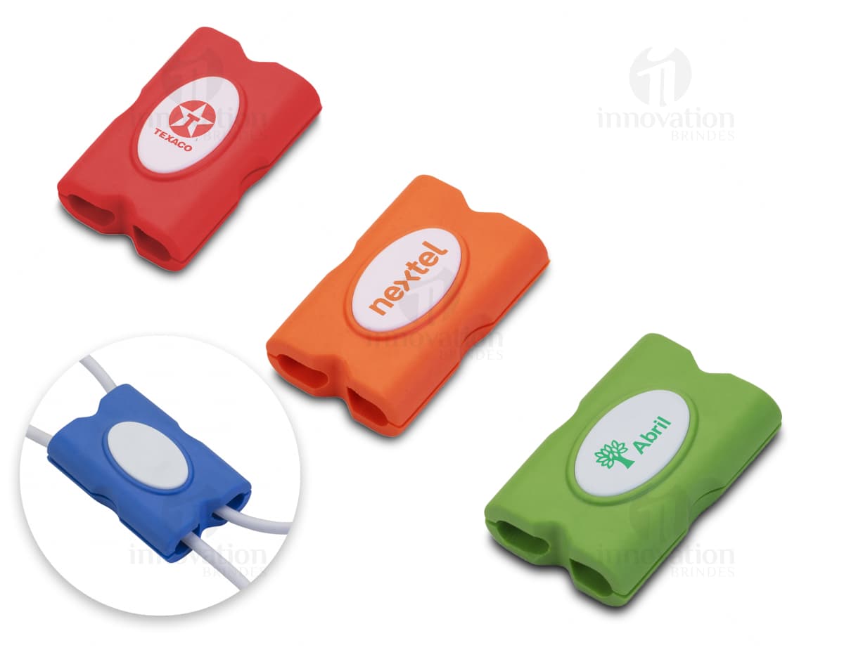 Organizador de cabos de silicone em formato de espiral, disponível na cor preta. Organizador de cabos de silicone em formato de espiral, disponível na cor preta.
