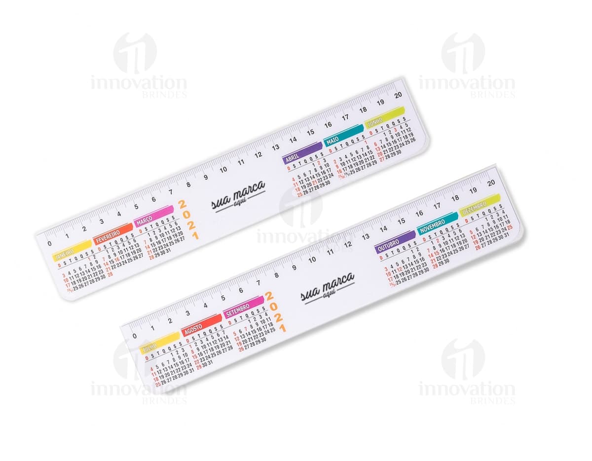 Bloco de anotações com régua preta em destaque sobre fundo branco. O produto está aberto exibindo páginas em branco e possui uma régua acoplada na lateral. Bloco de anotações com régua preta em destaque sobre fundo branco. O produto está aberto exibindo páginas em branco e possui uma régua acoplada na lateral.