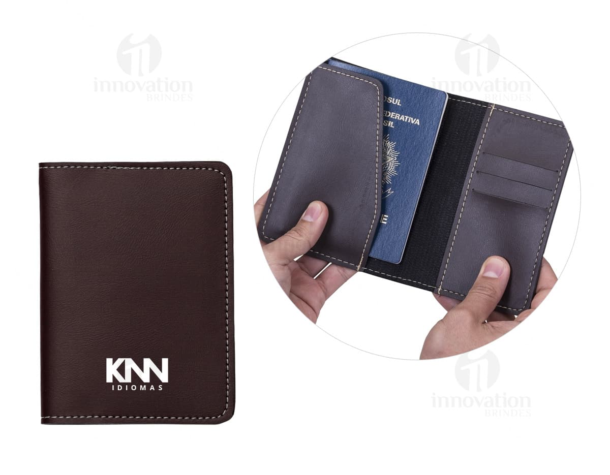 Porta passaporte de couro marrom com detalhes em costura branca e fecho metálico. Porta passaporte de couro marrom com detalhes em costura branca e fecho metálico.