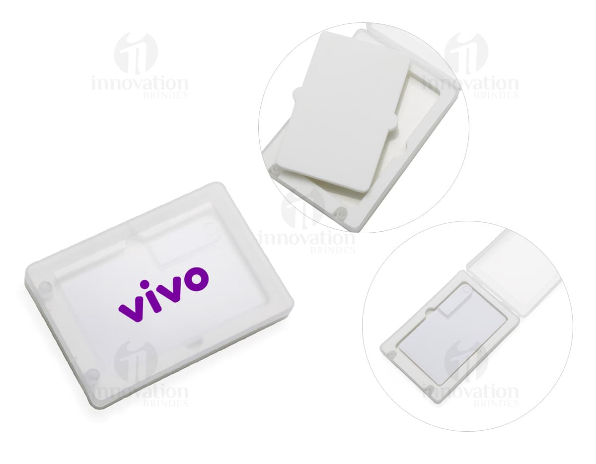 Estojo para pen card preto, com fecho de ziper e logotipo estampado na parte frontal. Estojo para pen card preto, com fecho de ziper e logotipo estampado na parte frontal.