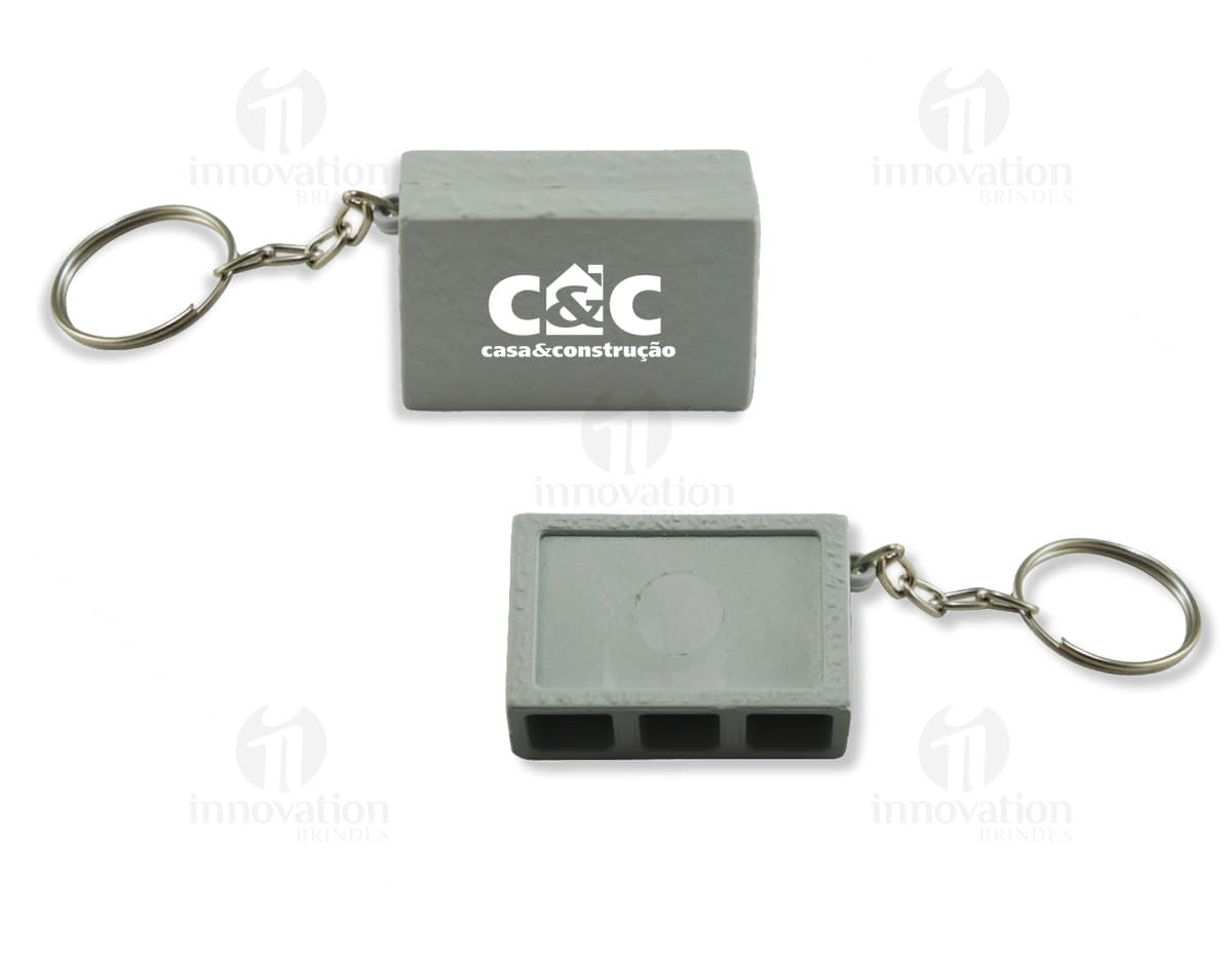 Chaveiro de metal em formato de bloco de concreto, com detalhes em corrente e pingente de chave. Objeto de luxo e estilo, perfeito como presente ou acessório de moda. Decoração elegante e brilhante, ideal para demonstrar amor e segurança. Chaveiro de metal em formato de bloco de concreto, com detalhes em corrente e pingente de chave. Objeto de luxo e estilo, perfeito como presente ou acessório de moda. Decoração elegante e brilhante, ideal para demonstrar amor e segurança.