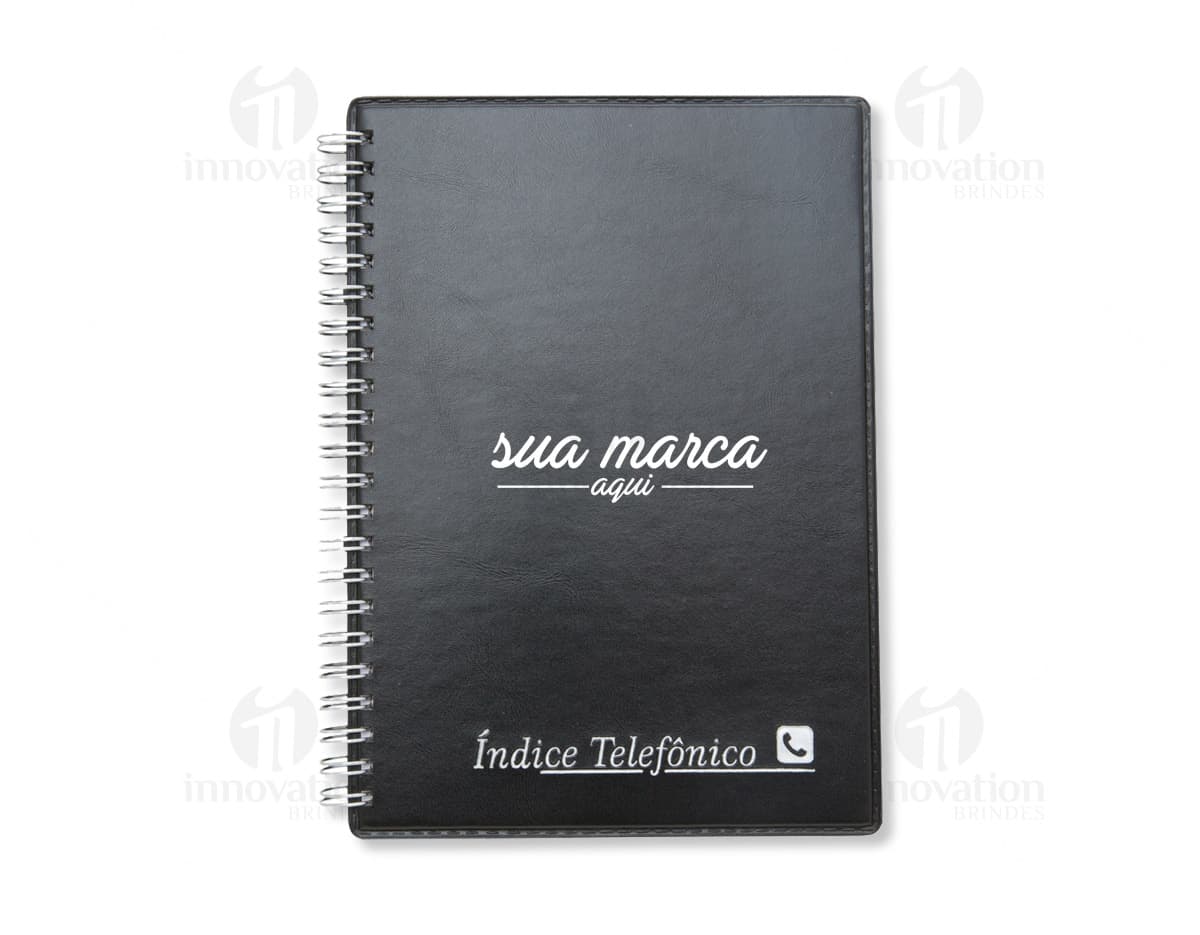 Caderneta índice telefônico contendo diversas páginas em branco e uma capa de couro marrom. Caderneta índice telefônico contendo diversas páginas em branco e uma capa de couro marrom.