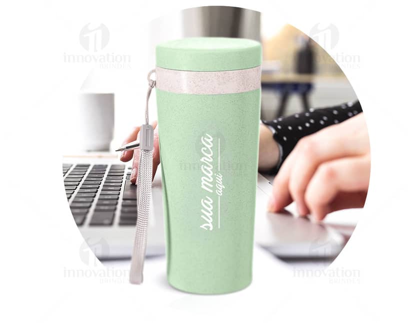 Copo para viagem de fibra de bambu com capacidade de 450ml.