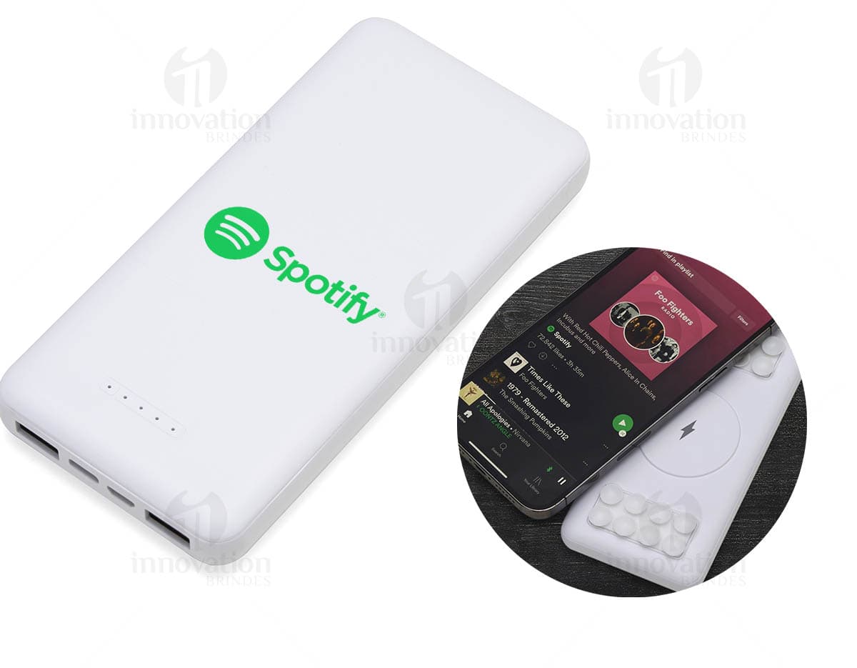 Kit com 6 porta copos em formato de bolinha de futebol em tons de preto e branco. Kit com 6 porta copos em formato de bolinha de futebol em tons de preto e branco.