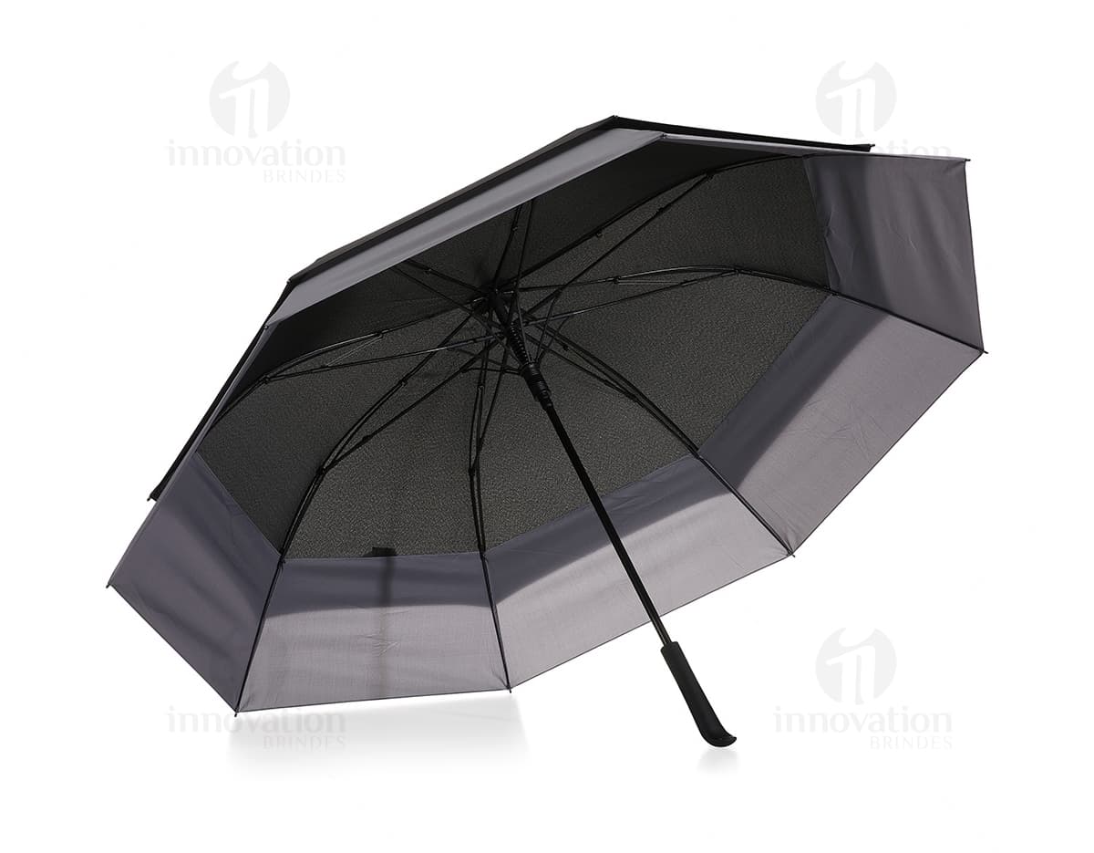 Guarda-chuva fora de linha em tom de azul claro e estampado com desenhos de nuvens brancas e gotas de chuva. Guarda-chuva fora de linha em tom de azul claro e estampado com desenhos de nuvens brancas e gotas de chuva.