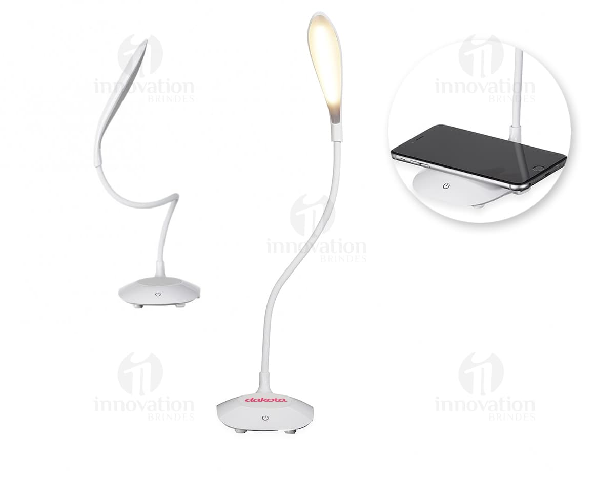 Luminária articulável com funcionamento por indução, estilo moderno e design elegante, em um ambiente de escritório bem iluminado. Luminária articulável com funcionamento por indução, estilo moderno e design elegante, em um ambiente de escritório bem iluminado.