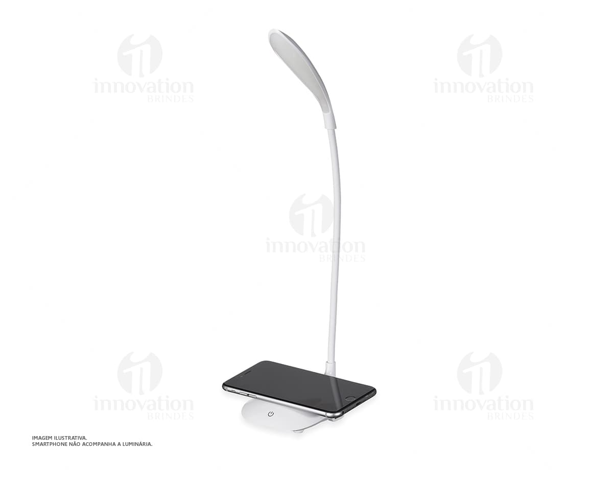 Luminária articulável com indução em cor prata, possui ajuste de intensidade da luz e design moderno. Luminária articulável com indução em cor prata, possui ajuste de intensidade da luz e design moderno.