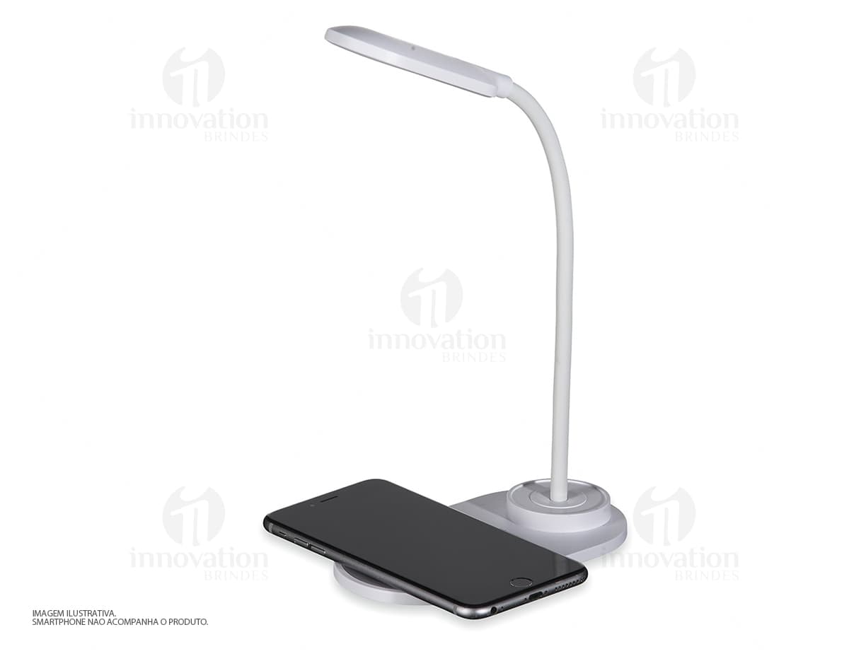 Luminária Led com Indução em formato de cubo, com luzes brancas e base de metal cromado. Luminária Led com Indução em formato de cubo, com luzes brancas e base de metal cromado.