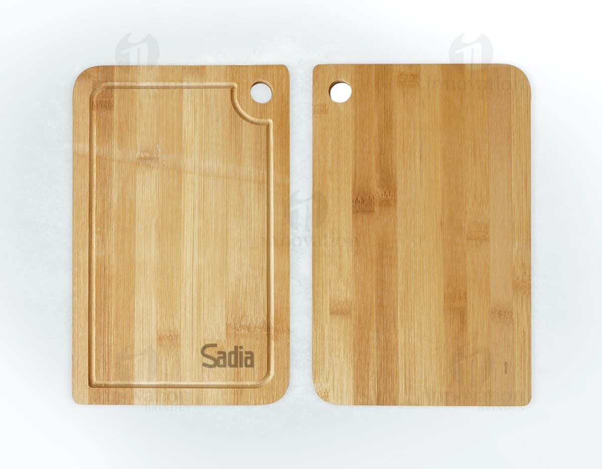 Tábua de corte prática em madeira com design moderno e alça para facilitar o manuseio. Tábua de corte prática em madeira com design moderno e alça para facilitar o manuseio.