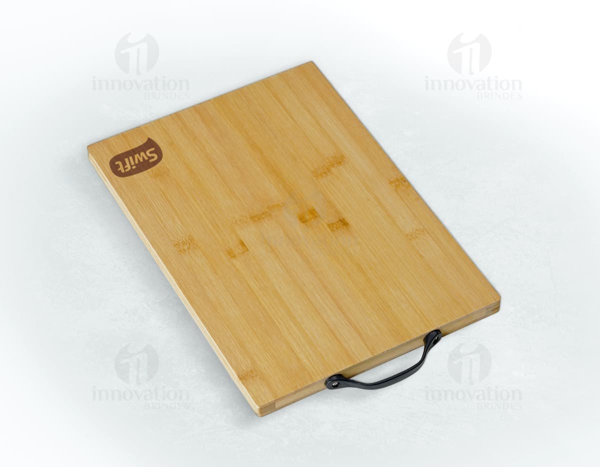 Porta recados imã em formato de coração vermelho sobre um fundo branco. O produto possui um clipe para segurar o recado e ímã na parte de trás para fixar em superfícies metálicas. Porta recados imã em formato de coração vermelho sobre um fundo branco. O produto possui um clipe para segurar o recado e ímã na parte de trás para fixar em superfícies metálicas.