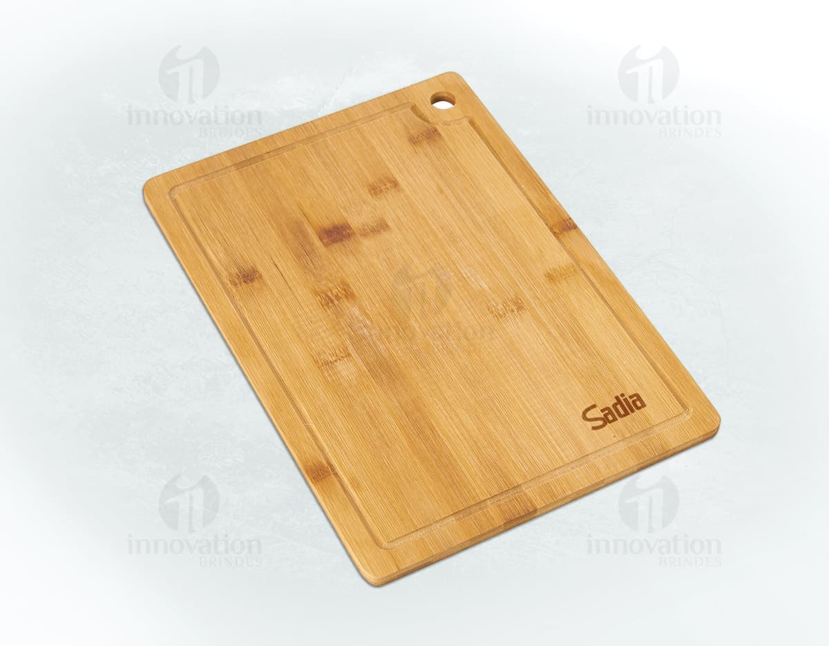 Tábua de Corte com Canaleta em madeira clara, com sulcos na superfície para o escoamento de líquidos. Tábua de Corte com Canaleta em madeira clara, com sulcos na superfície para o escoamento de líquidos.