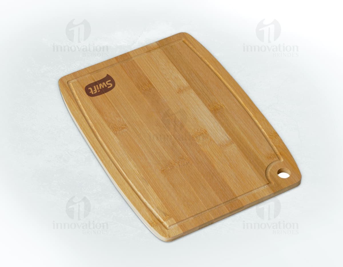 Tábua de corte de bambu com canaleta para retenção de líquidos. Tábua de corte de bambu com canaleta para retenção de líquidos.