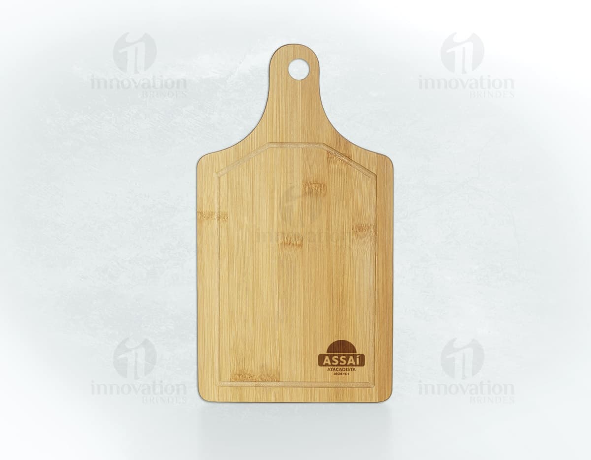 Tábua de corte prática em madeira com design moderno e alça para facilitar o manuseio. Tábua de corte prática em madeira com design moderno e alça para facilitar o manuseio.