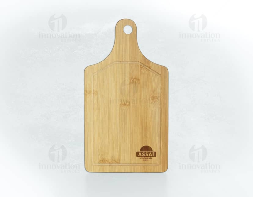 Tábua de corte prática em madeira com design moderno e alça para facilitar o manuseio.