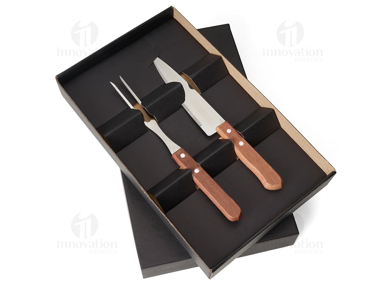 Kit churrasco composto por 3 peças em embalagem de kraft. Kit churrasco composto por 3 peças em embalagem de kraft.