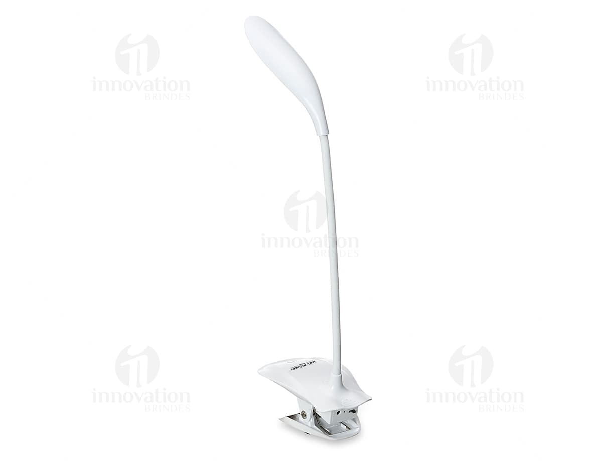 Squeeze de inox com capacidade de 550ml, cor prateada. Squeeze de inox com capacidade de 550ml, cor prateada.