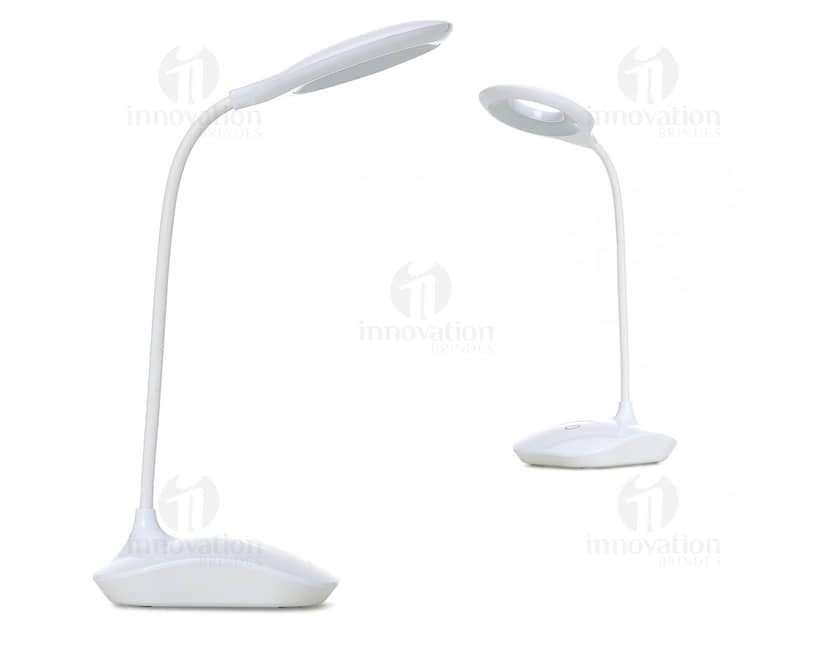 Luminária articulável circular com iluminação de LED.