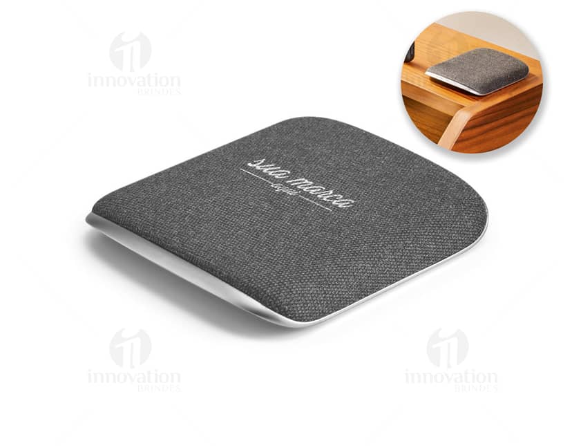 Carregador de celular por indução, cor preta, design moderno, sem fios, compatível com smartphones.